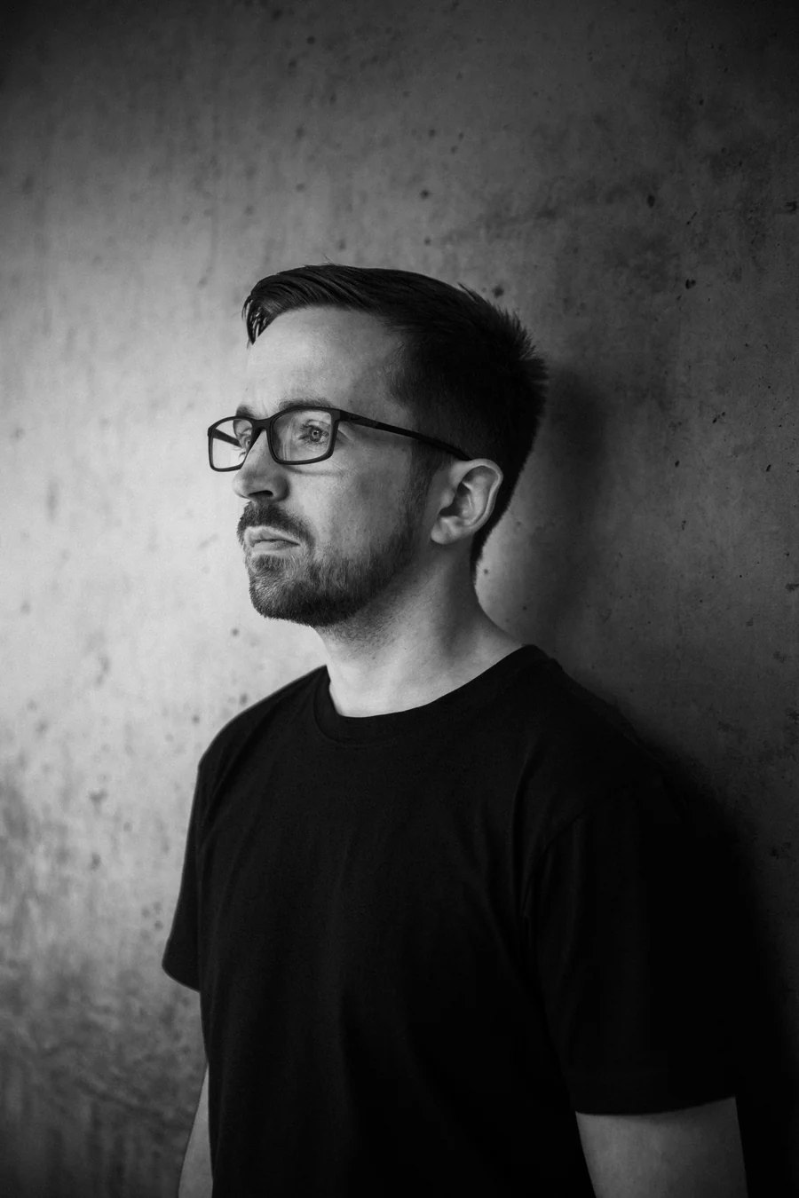 Schwarz-Weiß-Porträt von DJ Luke im Profil