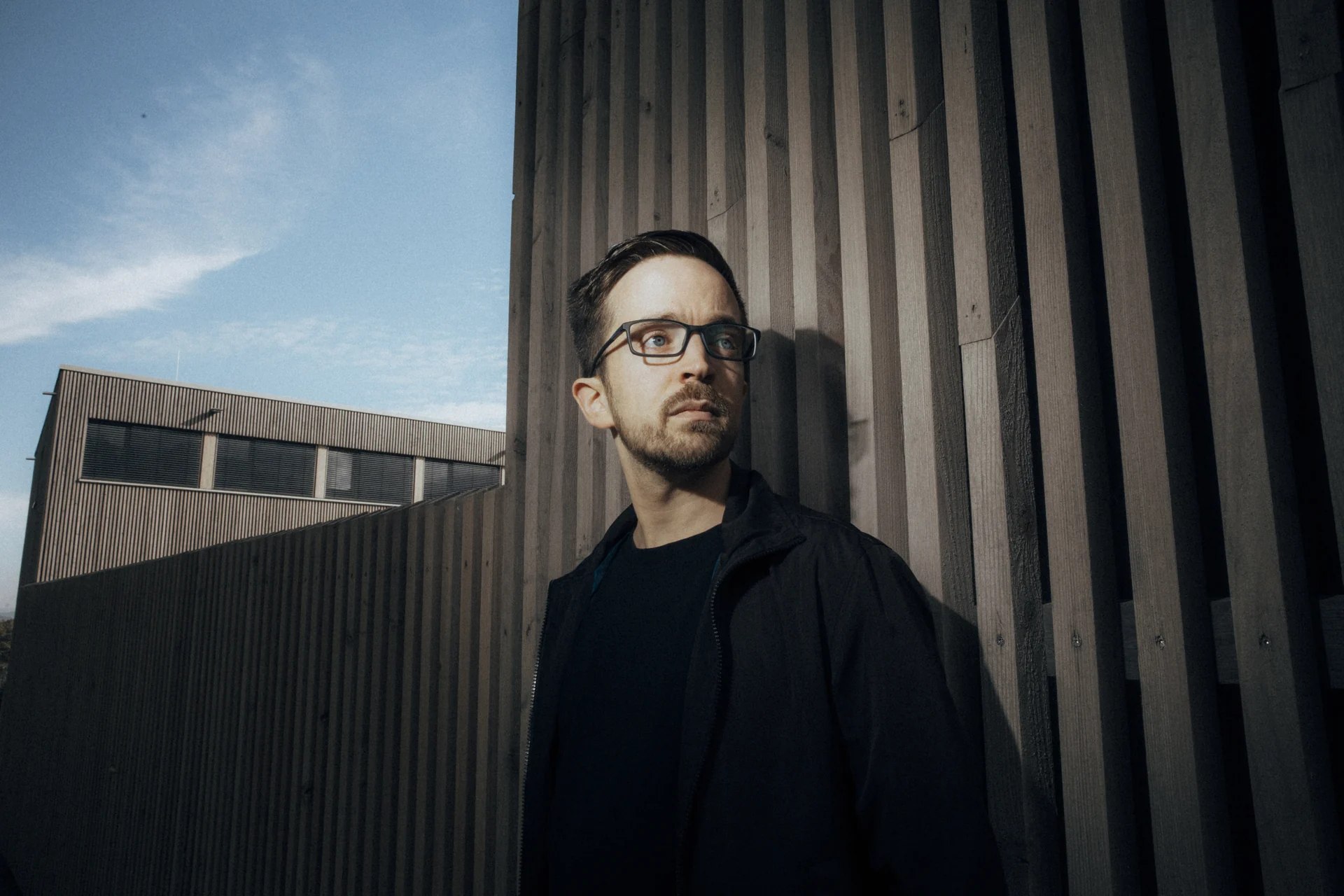 DJ Luke vor moderner Architektur